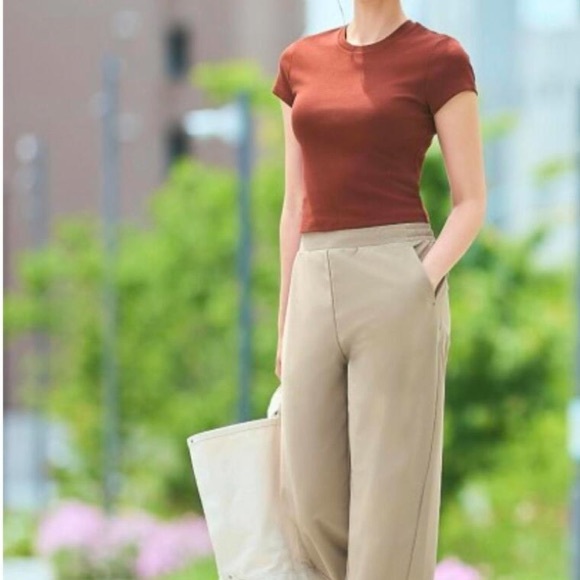 Uniqlo Tops - 💝Like New Uniqlo brown S/S shirt - Medium